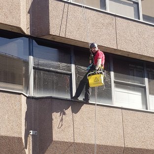 Norfolk window cleaner 